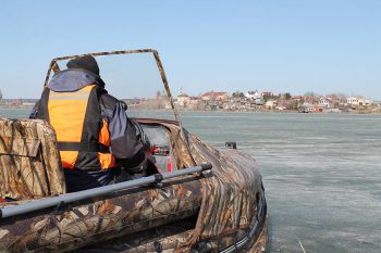 Сотрудники городской службы спасли трех школьниц, которые провалились под лед