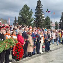 Глава Первоуральска возложил цветы к мемориалам в честь 80-летия Победы 