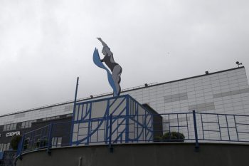 На территории Дворца водных видов спорта установили малые архитектурные формы