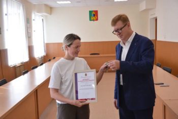 Глава города Игорь Кабец вручил ключи от служебного жилья трем медицинским работникам