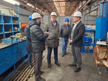 Глава Первоуральска Игорь Кабец посетил Уральский завод сварочного и нефтегазового оборудования «ИСКРА».