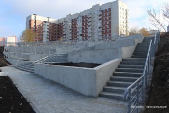 На первоуральской набережной завершилось обустройство лестницы
