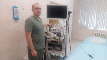 Новое оборудование позволило первоуральским эндоскопистам увидеть у пациента подозрительное новообразование в толстой кишке