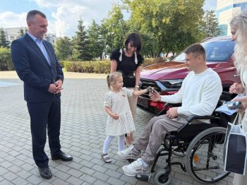 Свердловский ветеран СВО получил ключи от нового автомобиля с ручным управлением