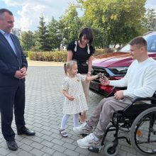 Свердловский ветеран СВО получил ключи от нового автомобиля с ручным управлением