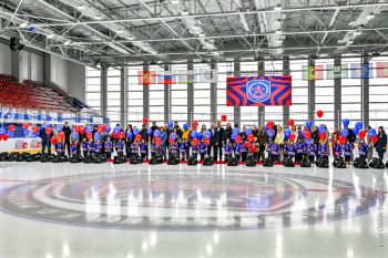 Старт спортивного пути: в Первоуральске будущим чемпионам вручили хоккейную форму