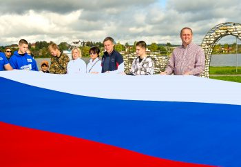 В Первоуральске развернули 10-метровый триколор