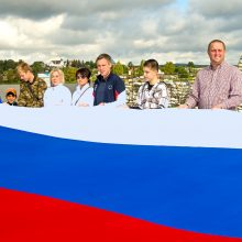 В Первоуральске развернули 10-метровый триколор
