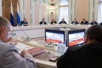 Денис Паслер поставил задачу по повышению безопасности уральцев в новогодние праздники