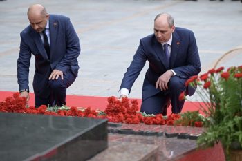 Губернатор Свердловской области Денис Паслер вместе с уральцами почтил павших в годы Великой Отечественной войны