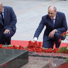 Губернатор Свердловской области Денис Паслер вместе с уральцами почтил павших в годы Великой Отечественной войны
