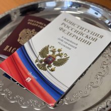 Глава Первоуральска и председатель городской ТИК вручили паспорта четырнадцати юным первоуральцам