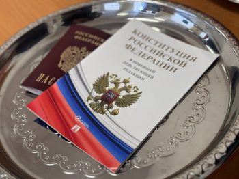 Глава Первоуральска и председатель городской ТИК вручили паспорта четырнадцати юным первоуральцам