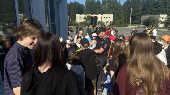 В Первоуральске прошла «Зарядка со стражем порядка»: более 400 ребят приняли участие в спортивном и профилактическом мероприятии