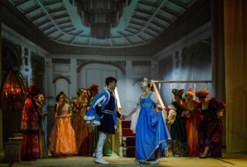 Глава Первоуральска Игорь Кабец поздравил театр «Вариант» с 44-летием