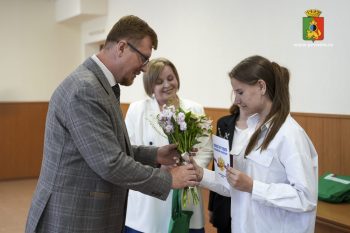 Глава города вручил паспорта граждан Российской Федерации десяти юным первоуральцам