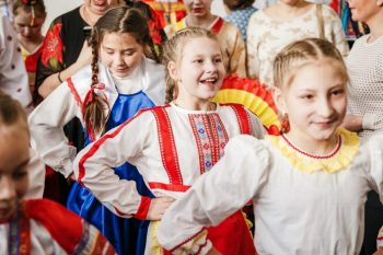 Денис Паслер запустил проект «Малахитовое детство» для обновления детских клубов и кружков