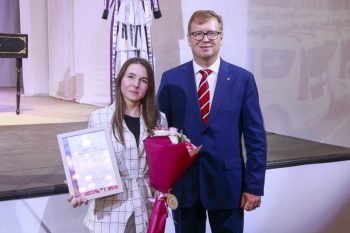 Глава Первоуральска Игорь Кабец вручил ключи от служебного жилья шести семьям медицинских работников