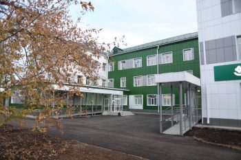 Губернатор Свердловской области оценил итоги капитального ремонта поликлиники городской больницы на Хромпике
