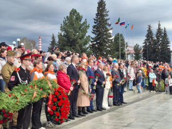 Глава Первоуральска возложил цветы к мемориалам в честь 80-летия Победы 