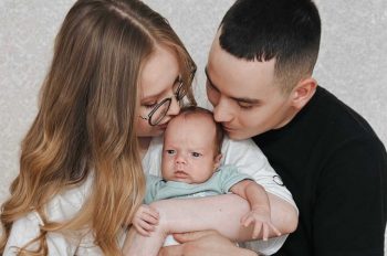 Новые меры поддержки семей с детьми начали действовать в Свердловской области по поручению Дениса Паслера