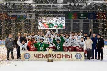 «Уральский трубник» в третий раз забрал Кубок Губернатора: как в Первоуральске завершился турнир по хоккею с мячом 