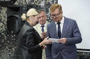 В Первоуральске семьям вручили сертификаты в рамках акции «Собери ребёнка в школу»