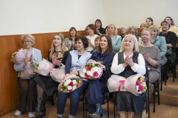 Глава Первоуральска наградил руководителей школ и детского сада в преддверии Дня местного самоуправления