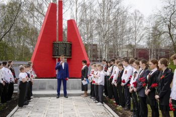 В Первоуральске открыли обновленный памятник учителям и ученикам школы №7, погибшим в годы войны